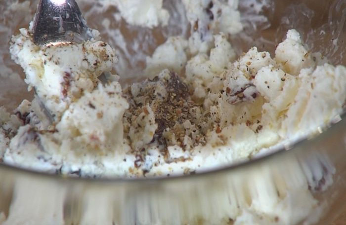 Хрустящие конвертики с фетой, ветчиной и финиками 