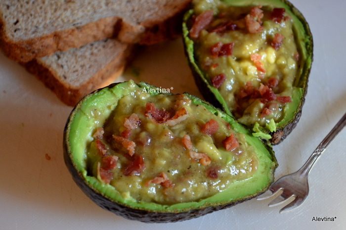 Авокадо с беконом