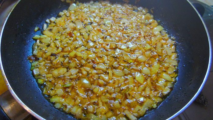 Соте из курицы с яблоками и черносливом