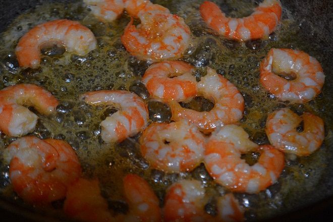 Черный рис с овощами и креветками