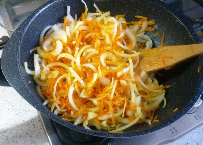 Кальмары, запеченные с картофелем под сырной корочкой