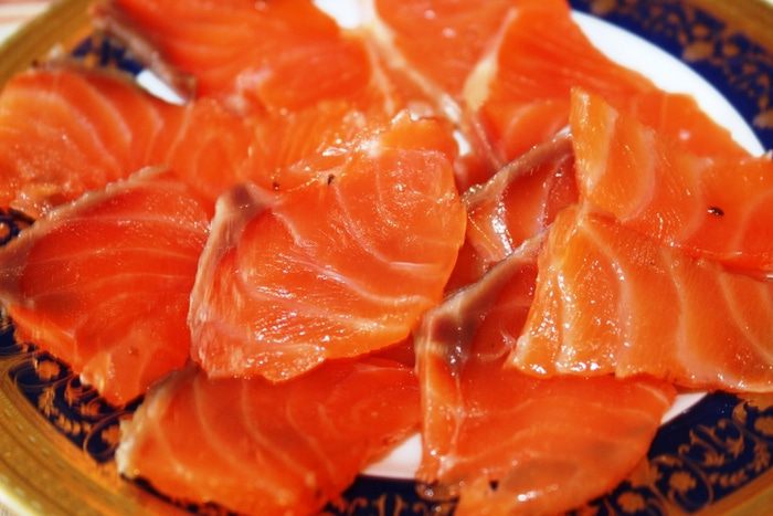 Слабосоленая семга в коньяке с мускатным орехом