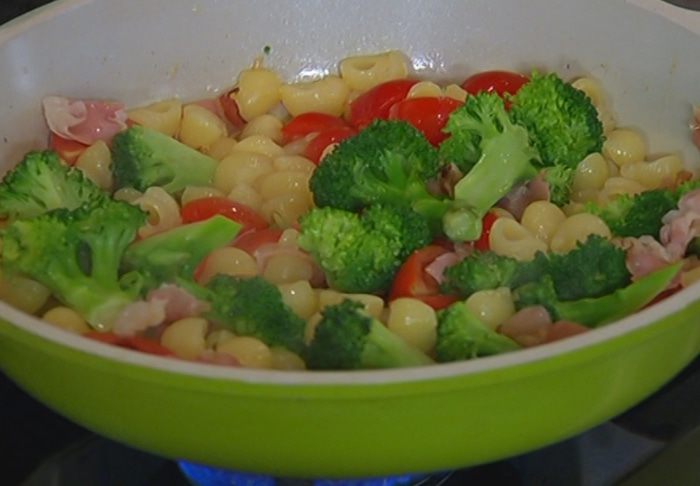 Салат из макарон с брокколи, фетой и беконом 