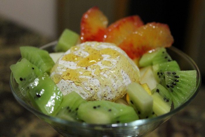 Фруктовый салат с мороженым и медом