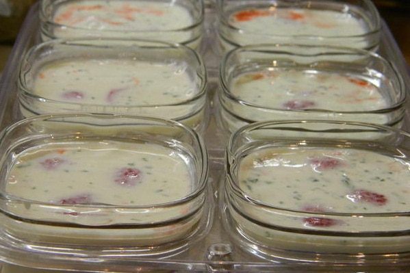 Йогурт с базиликом и клубникой