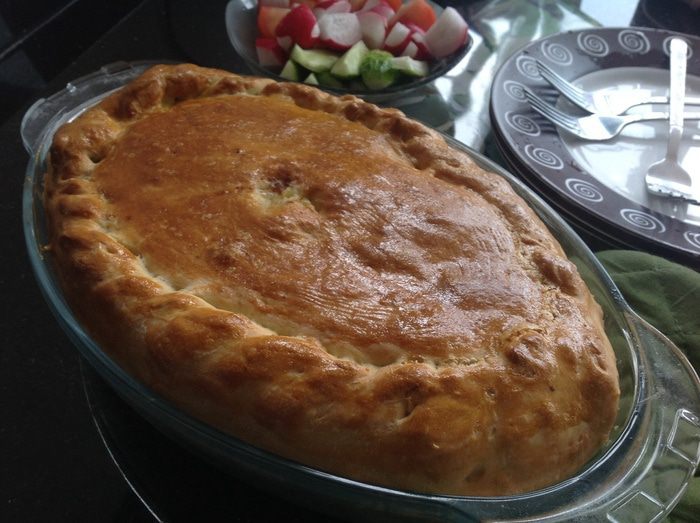 Пирог со свининой, щавелем и сыром