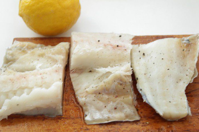 Запеченная треска с шампиньонами и горошком