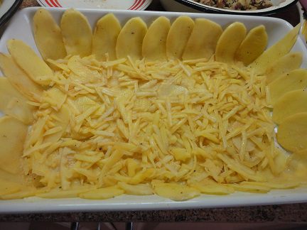 Картофель с мясом и капустой