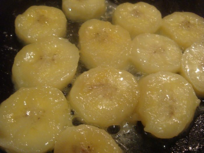 Салат с клубникой,шпинатом и жареным бананом