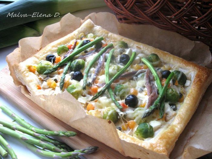 Пирог из слоеного теста с овощами