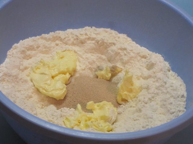 Булочки с начинкой из чернослива и яблок