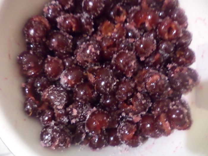 Слоеные пирожки с вишнево-кокосовой начинкой