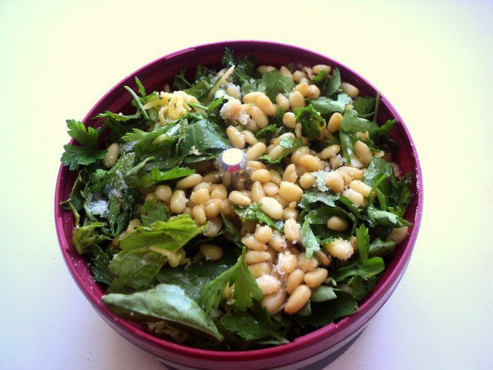 Картофельный салат с соусом песто