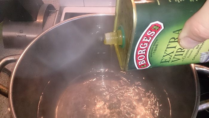 Пенне в томатном соусе с кальмарами и маслинами