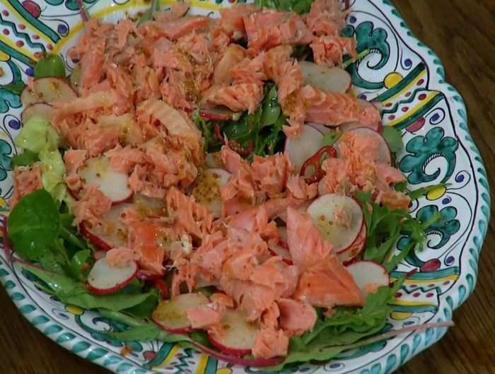 Салат с молодым картофелем, редисом и кижучем