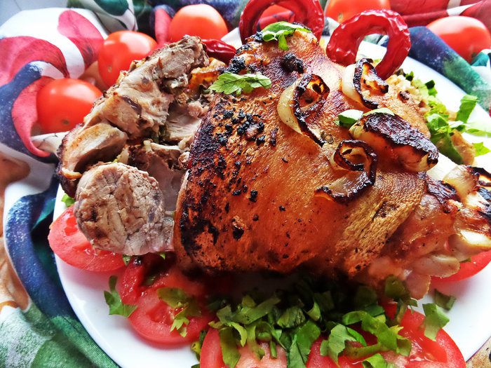 Рулька с разной капустой и грибами