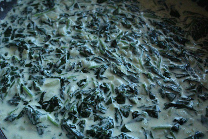 Запеченная форель с соусом из шпината