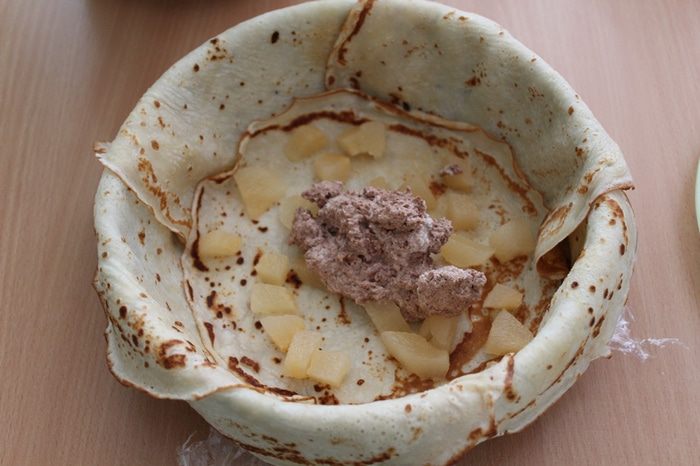 Блинный торт с шоколадным муссом, орехами и грушей