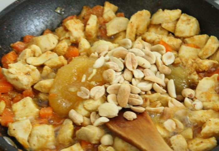 Табуле с финиками и курица с арахисом