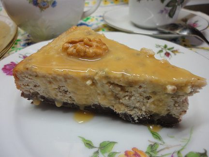 Ореховый чизкейк с карамельным соусом