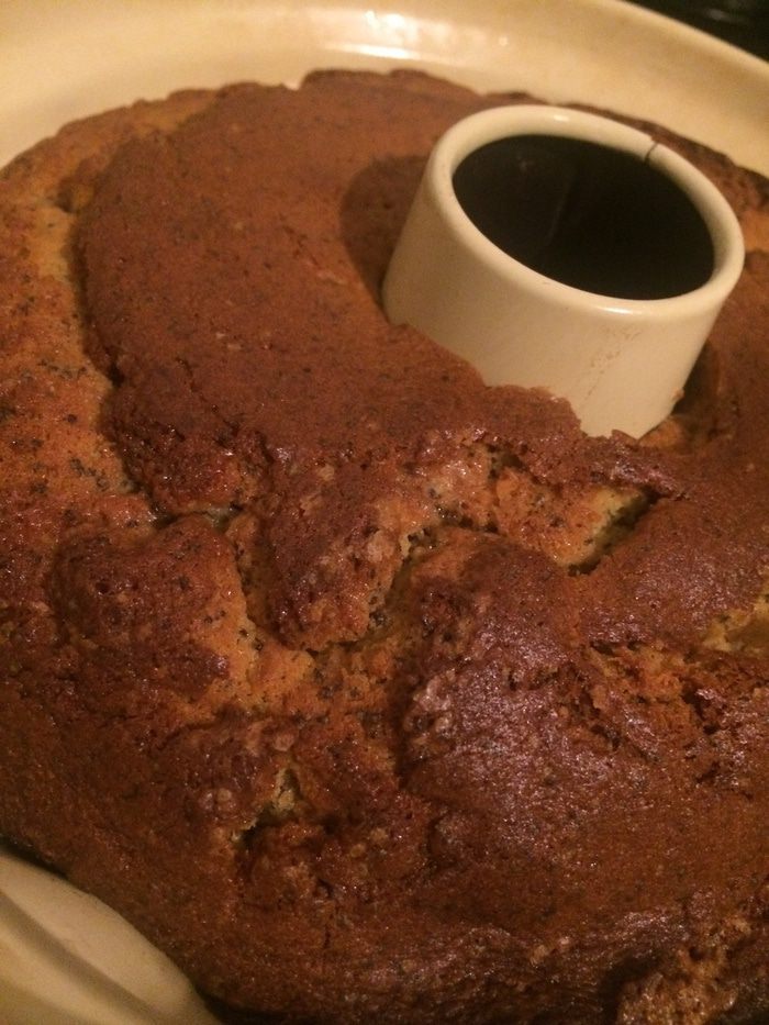 Банановый кекс с маком и лимонной глазурью
