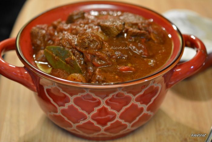 Чили с говядиной и соусом из хрена
