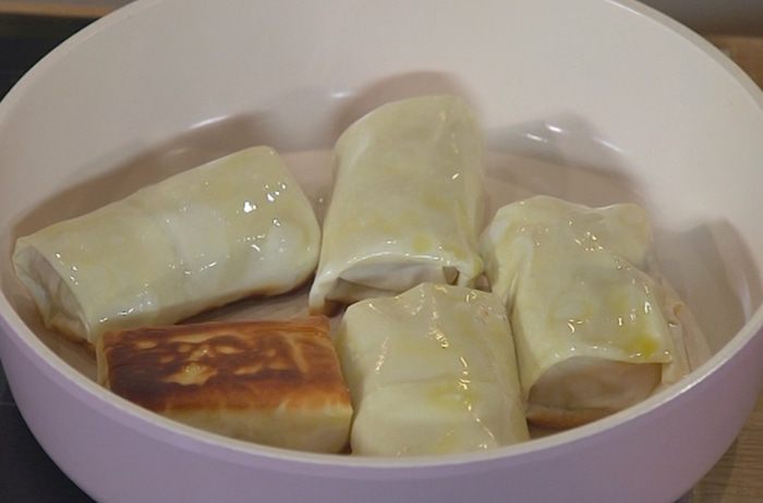 Хрустящие конвертики с фетой, ветчиной и финиками 