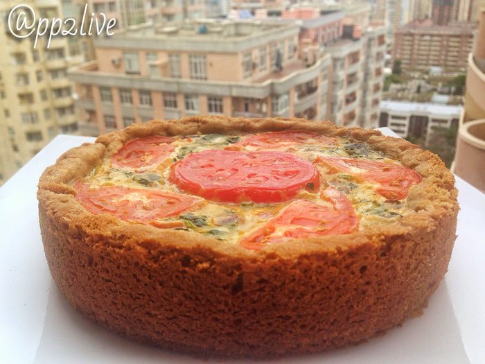 Киш с помидорами, моцареллой и шпинатом