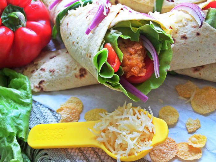 Закуска с курицей и сыром в тортилье
