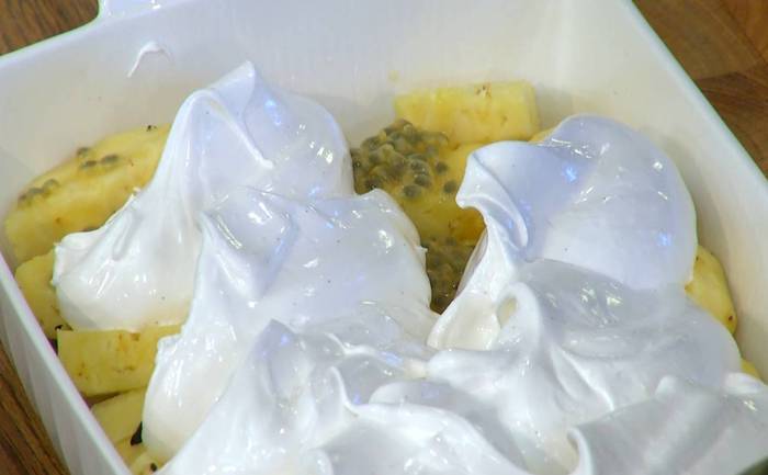 «Павлова» с ананасом и маракуйей