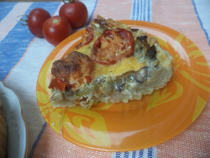 Киш с шампиньонами, луком-пореем и помидорами
