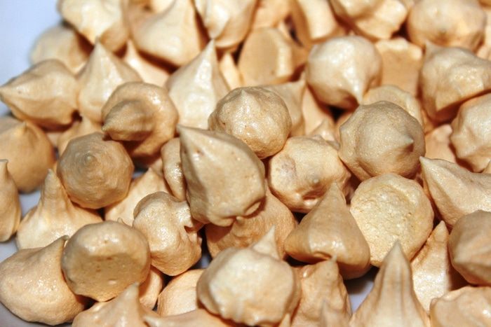 Шоколадно-ананасовый десерт с меренгами