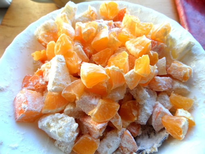 Шарлотка с ананасом и хурмой