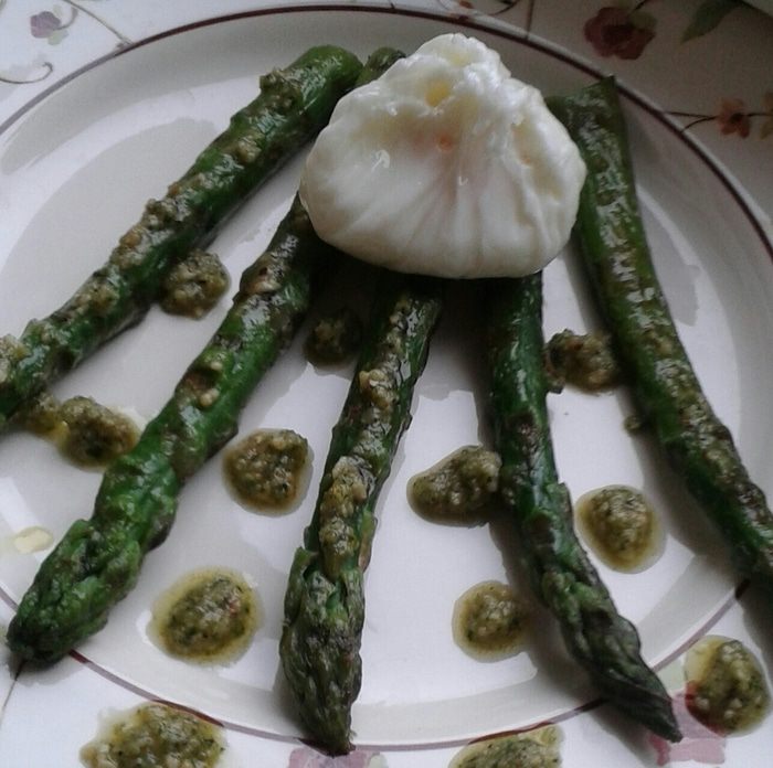 Спаржа с яйцом-пашот и соусом песто