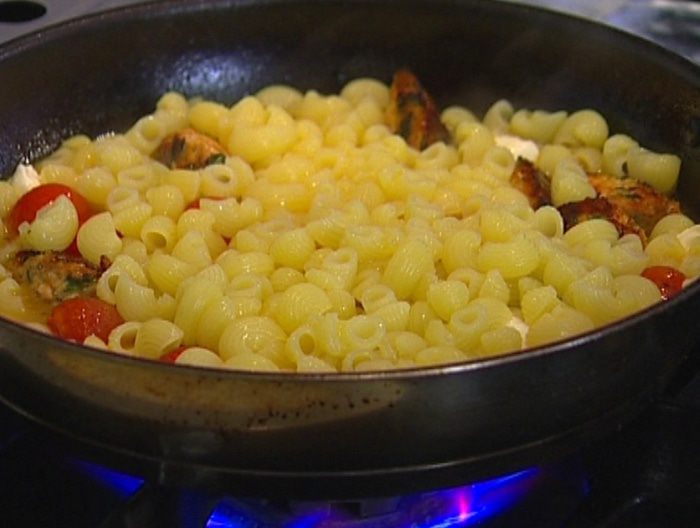 Макароны с фрикадельками и моцареллой 