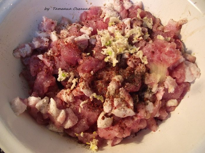 Домашняя свиная колбаска со специями