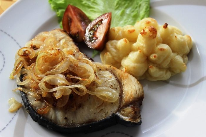 Акула под грилем с картофельно-сырным пюре и сладким луком