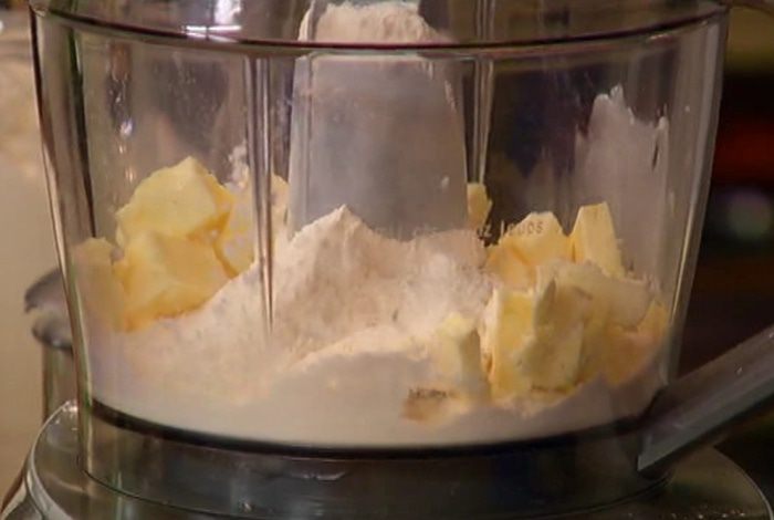 Киш с семгой и шпинатом