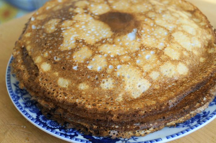 Тонкие блинчики с творогом и вишней