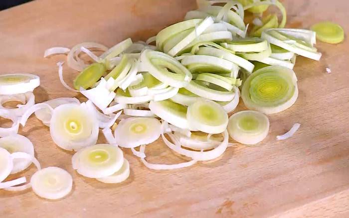 Паста с копченой семгой, пореем и брокколи 
