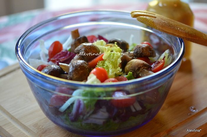 Салат и домашняя медово-горчичная заправка для салата