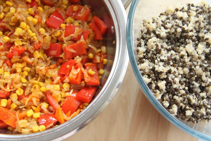 Тeплый салат с черной чечевицей и киноа