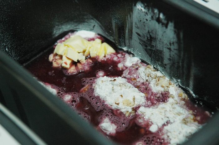 Ореховый хлеб с красным сухим вином в хлебопечке