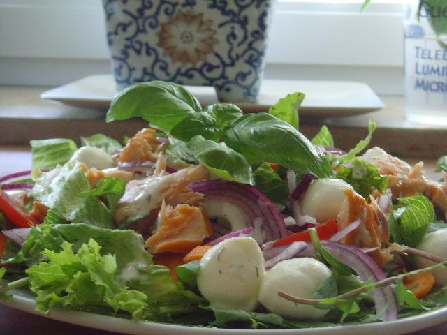 Салат с лососем и моцареллой