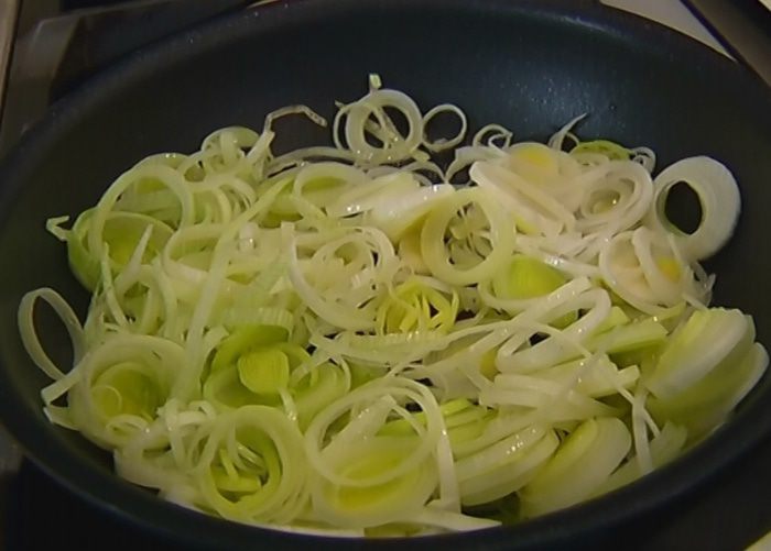 Кростини с тунцом и луком-пореем