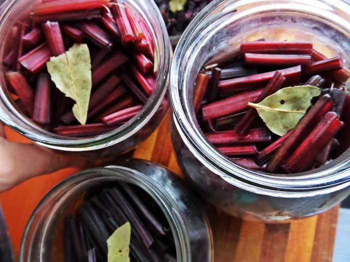 Маринование свекольных стебельков