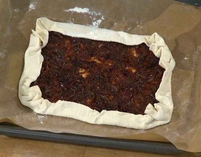 Открытый пирог с карамелизированным луком и анчоусами 