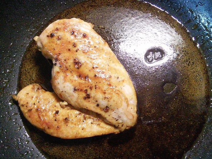 Яичный салат с куриной грудкой, авокадо и шампиньонами