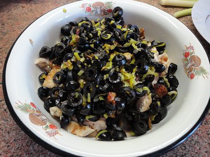 Жюльен из курицы с маслинами