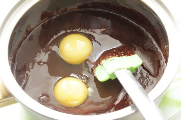 Шоколадно-брусничный торт с творожным кремом